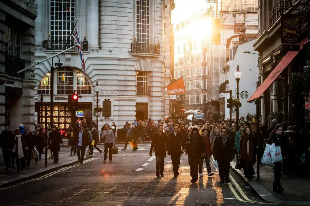 Urban photo with crowd